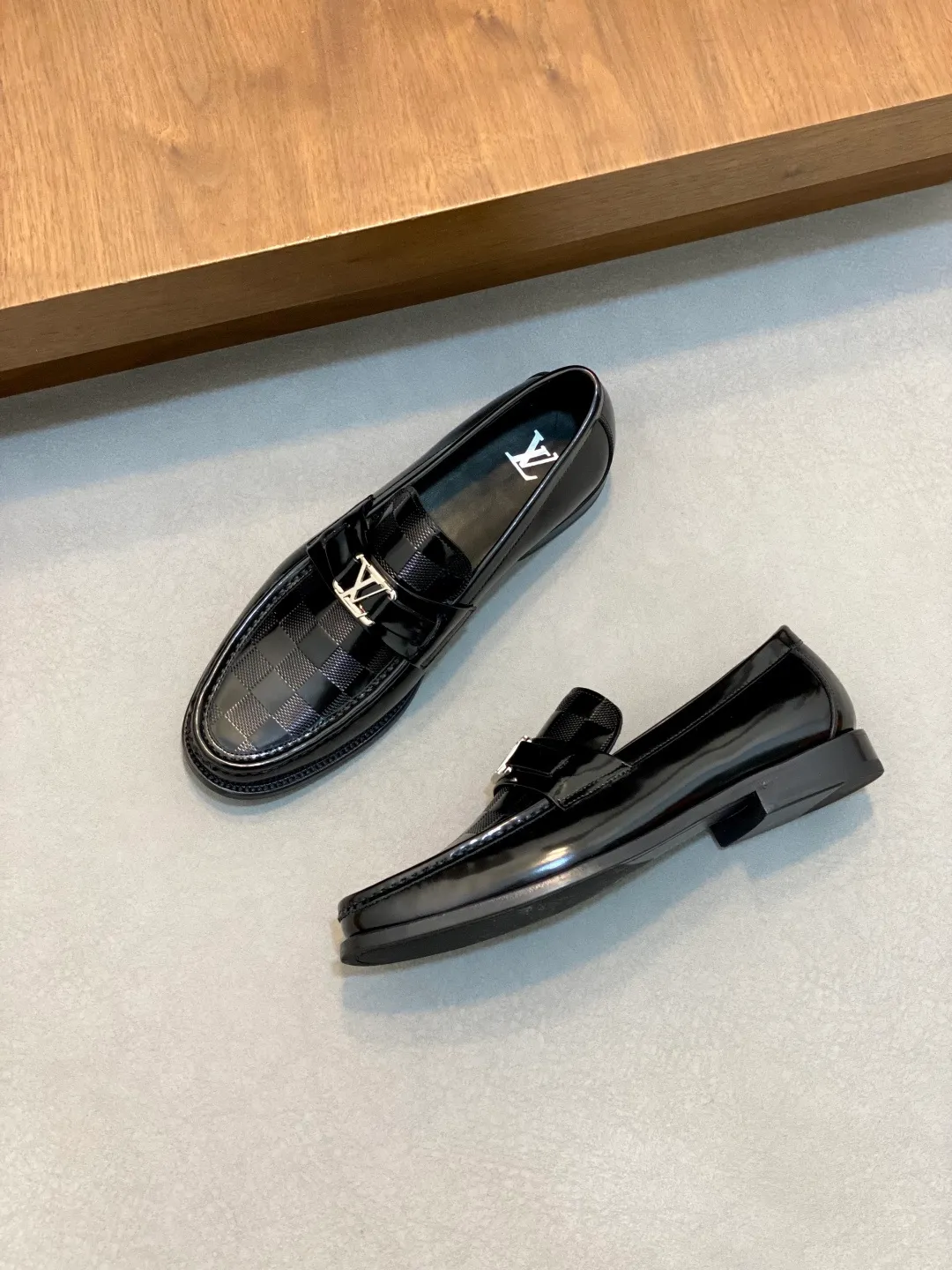 💰920 LV GLOVE slip-on loafers, top quality products produced in Guangzhou, ready for sale! These LV Glove loafers are made of selected soft crystal sheep leather. The leather surface has a slightly wrinkled texture and a very high-end texture. Each pair is unique. The leather surface is light and soft, with a delicate texture and good luster. It is a classic loafer style, with exquisite handmade mark stitching on the toe, and a square toe configuration to highlight the classic style. The horizontal band has hot-printed LV three-dimensional letters, semi-solid handcrafts and a genuine leather outsole, and a rubber patch on the heel to create wear-resistant performance and comfort. One of the must-have loafers for men! Comes with full original packaging! Code number: 39-40-41-42-43-44 (45 customized) standard leather shoe code